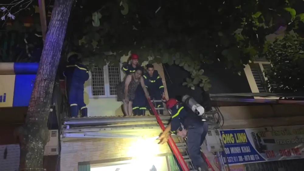 Lực lượng Cảnh sát PCCC và CNCH Công an tỉnh Thanh Hóa giải cứu an toàn các nạn nhân bị mắc kẹt. Ảnh cắt từ clip