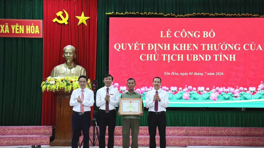 Thừa ủy quyền của Chủ tịch UBND tỉnh Hà Tĩnh, lãnh đạo xã Yên Hòa trao bằng khen cho ông Phạm Văn Dần