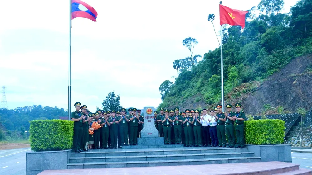 Đoàn đại biểu sĩ quan trẻ lực lượng bảo vệ biên giới hai nước cùng các đại biểu chụp ảnh lưu niệm tại mốc quốc giới 460 