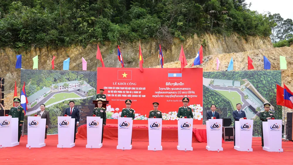 Đại tướng Phan Văn Giang và Đại tướng Khamliang Outhakaysone cùng các đại biểu hai nước bấm nút khởi công xây dựng công trình