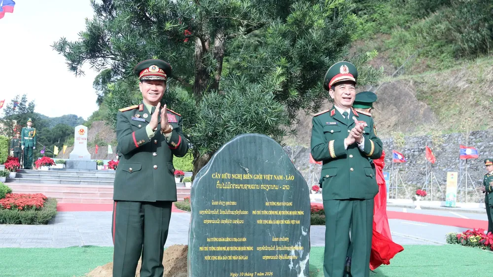 Đại tướng Phan Văn Giang và Đại tướng Khamliang Outhakaysone tại cột mốc 460