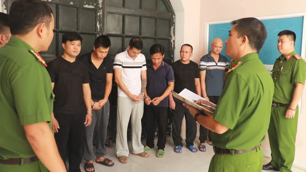 Công an làm việc với các đối tượng trong nhóm tổ chức đánh bạc và đánh bạc