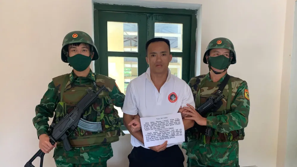Lực lượng chức năng bắt giữ đối tượng Lương Văn Thoi và tang vật
