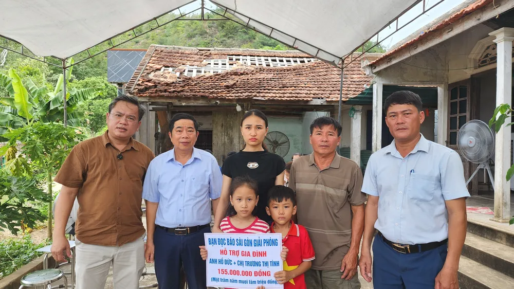 Đại điện Báo SGGP và địa phương trao 155 triệu đồng của bạn đọc cho ba mẹ con chị Trương Thị Tình - vợ con của anh Hồ Đức