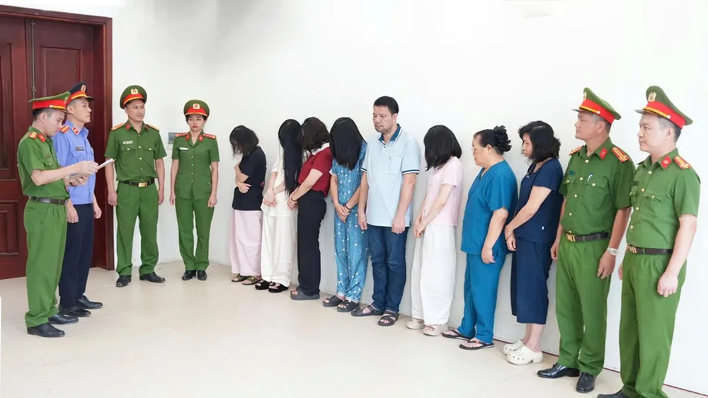 Cơ quan Cảnh sát điều tra đọc lệnh khởi tố vụ án, khởi tố bị can. Ảnh: Công an Nghệ An 