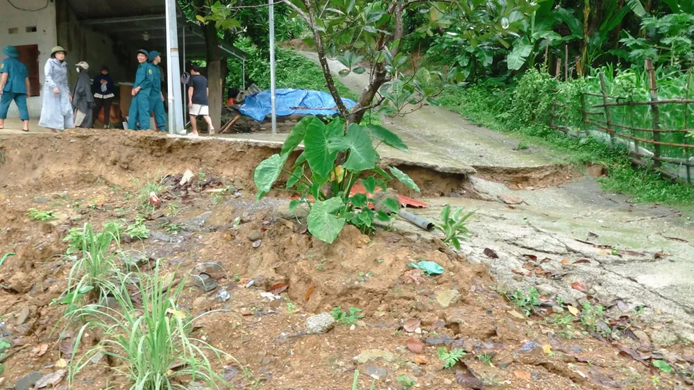 Thanh Hóa: Sơ tán khẩn cấp 17 hộ dân khỏi khu vực nguy cơ sạt lở