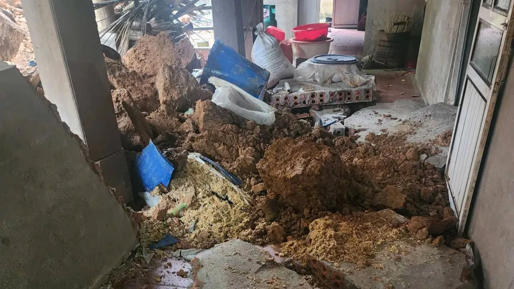 Nhiều nơi ở Thanh Hóa, Nghệ An bị sạt lở, chia cắt sau mưa lớn