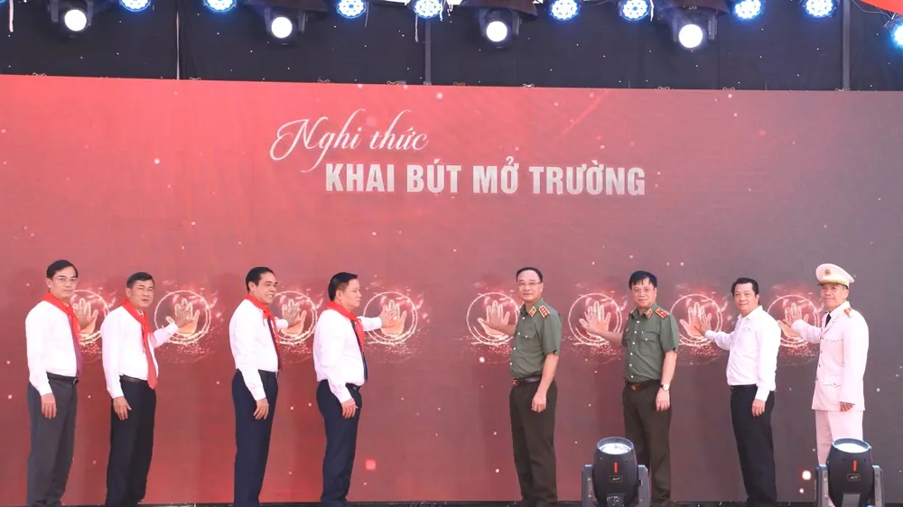 Các đại biểu thực hiện nghi thức khai bút mở trường 
