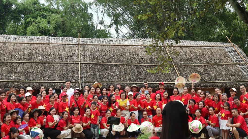 Đông đảo du khách tham quan hệ thống di tích lưu niệm Bác Hồ ở Nghệ An và Huế