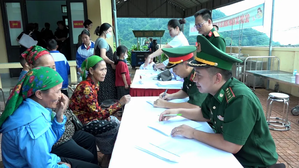 Cán bộ các đơn vị hướng dẫn người dân khám, tư vấn sức khỏe, cấp thuốc miễn phí 
