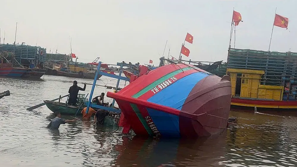 Tàu cá TH-91594-TS gặp nạn tại khu vực neo đậu Lạch Ghép, phường Ngọc Sơn