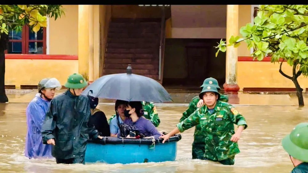 Bộ đội biên phòng đưa học sinh, giáo viên đến nơi an toàn