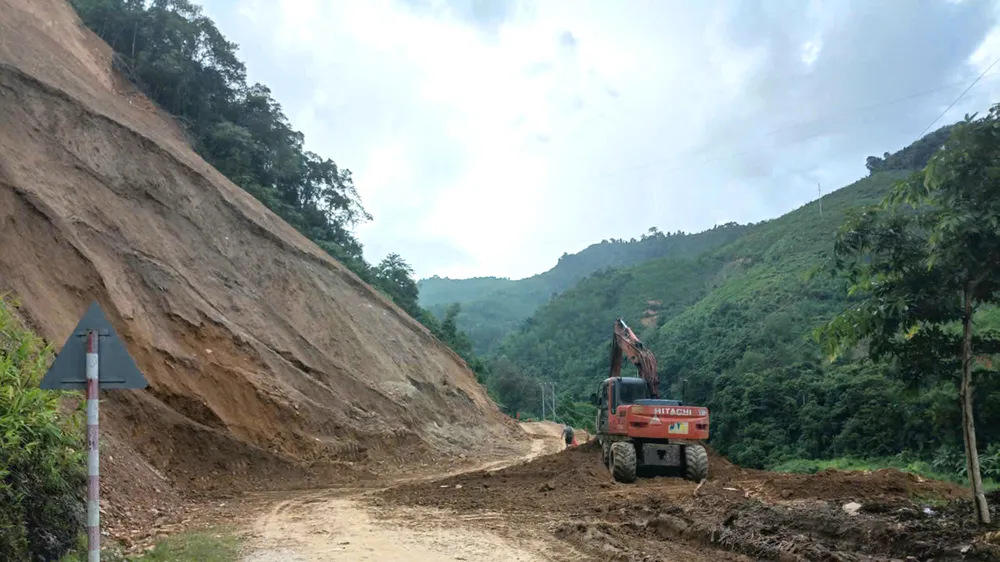 Thông tuyến đường vào hai bản vùng cao ở Nghệ An 