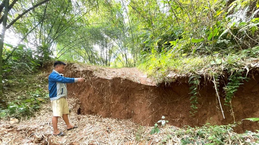 Đường tại khu vực đồi Na Lo tiếp tục nứt, sụt lún sâu nguy hiểm. Ảnh: Hoài Thu
