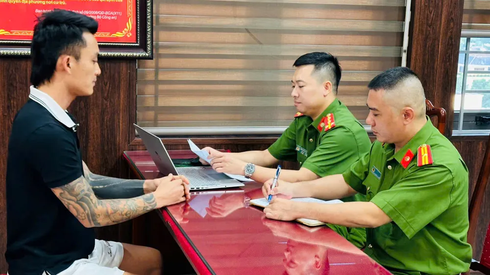 Đối tượng Hoàng Quốc Minh làm việc tại cơ quan công an. Ảnh: Công an tỉnh Thanh Hóa 