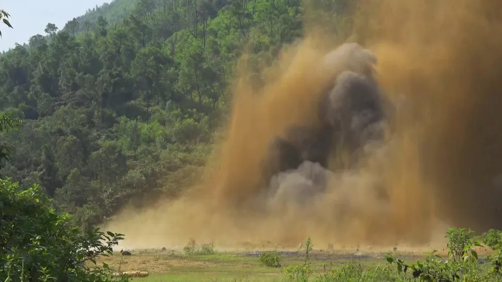 Quả bom đã được hủy nổ đảm bảo an toàn. Ảnh: TRỌNG SƠN