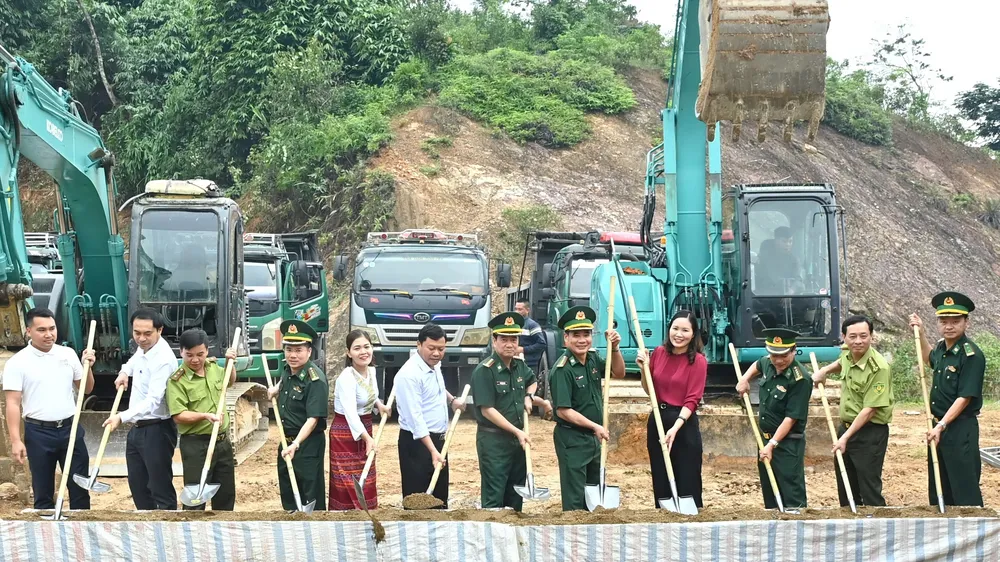 Các đại biểu thực hiện nghi thức tại lễ khởi công công trình