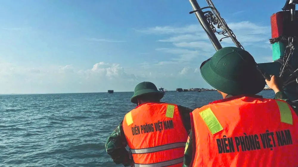 Lực lượng Bộ đội Biên phòng tiếp cận vị trí tàu chìm để đưa thi thể ngư dân N.V.T vào bờ