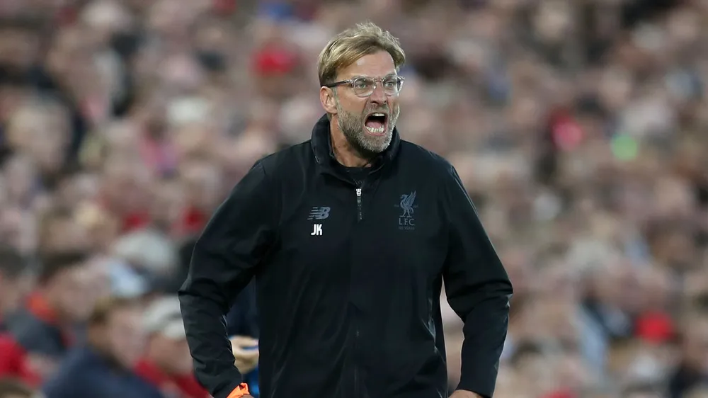 Hình ảnh quen thuộc của Jurgen Klopp là những lần thúc giục tấn công. Ảnh: Getty Images