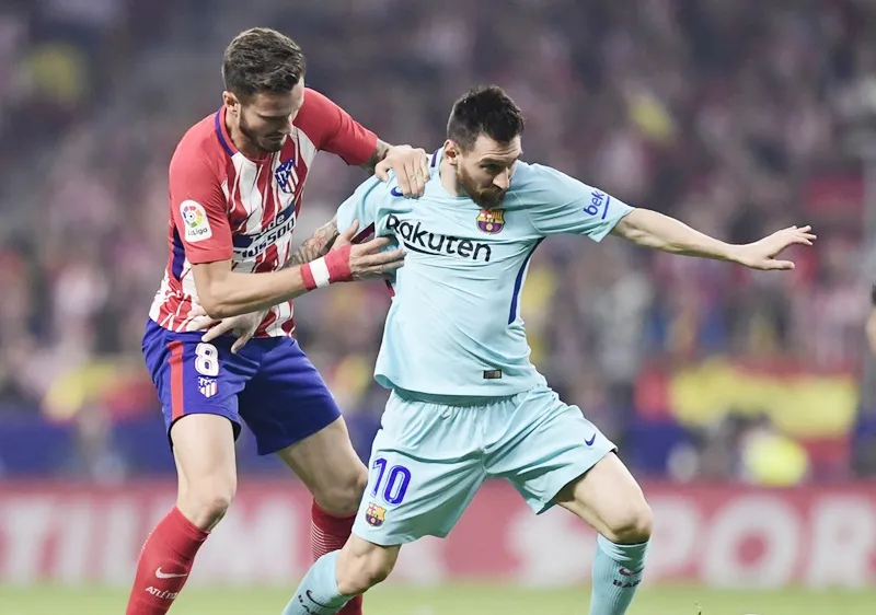 Messi (xanh) thi đấu không tốt trong hiệp một. Ảnh: Getty Images