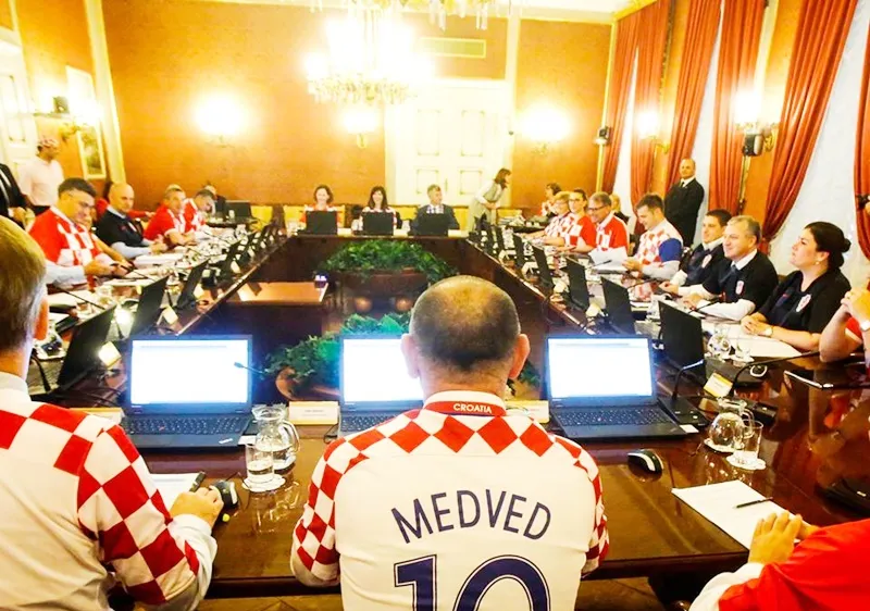 Các chính trị gia Croatia đi làm với đồng phục là màu áo tuyển quốc gia. Ảnh Bleacher Report Football.