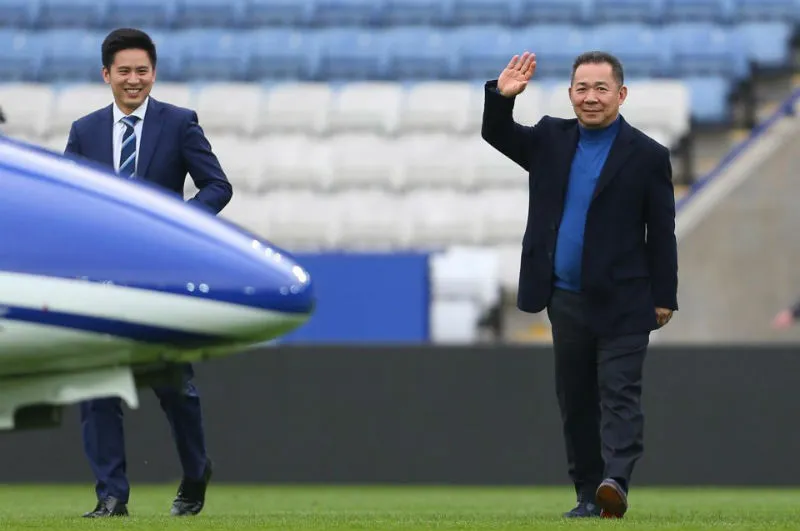 Ông Vichai Srivaddhanaprabha trong một lần di chuyển ra máy bay sau trận. Ảnh: The Sun