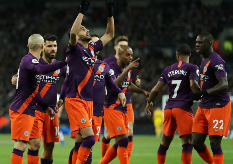 Riyad Mahrez tri ân chủ cũ sau bàn thắng. Ảnh: Getty Images 