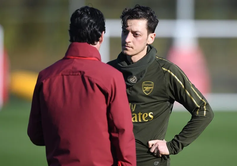 Mesut Oezil đang dần thấy tương lai ở Arsenal khép lại. Ảnh: Getty Images 