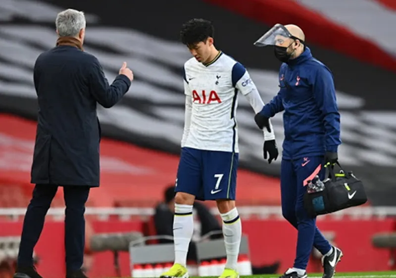 HLV Jose Mourinho lo ngại chấn thương của Son Heung-min có thể nghiêm trọng hơn. Ảnh: Getty Images 