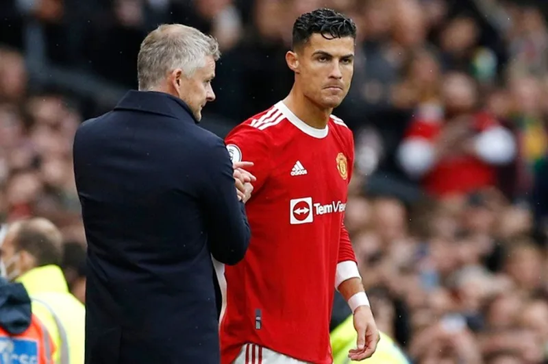 Cristiano Ronaldo không hài lòng khi phải ngồi dự bị. 