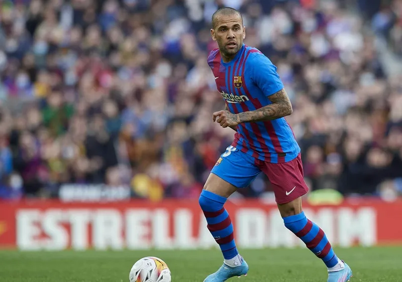 Dani Alves vẫn không thể kết thúc sự nghiệp tại Barcelona.