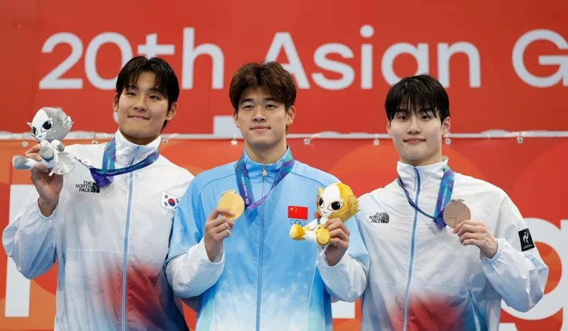 Kim Young-beom (trái) khi giành huy chương bạc ở nội dung 100m tự do. Ảnh: THX