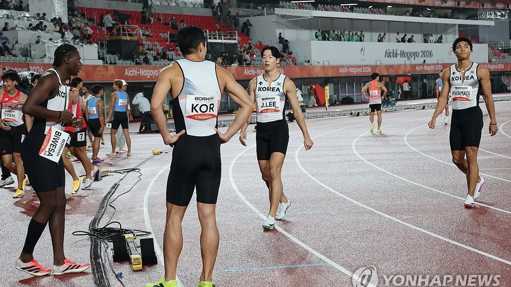 Hàn Quốc rời đường chạy ở vòng loại nội dung tiếp sức nam 4x100m. Ảnh: Yonhap
