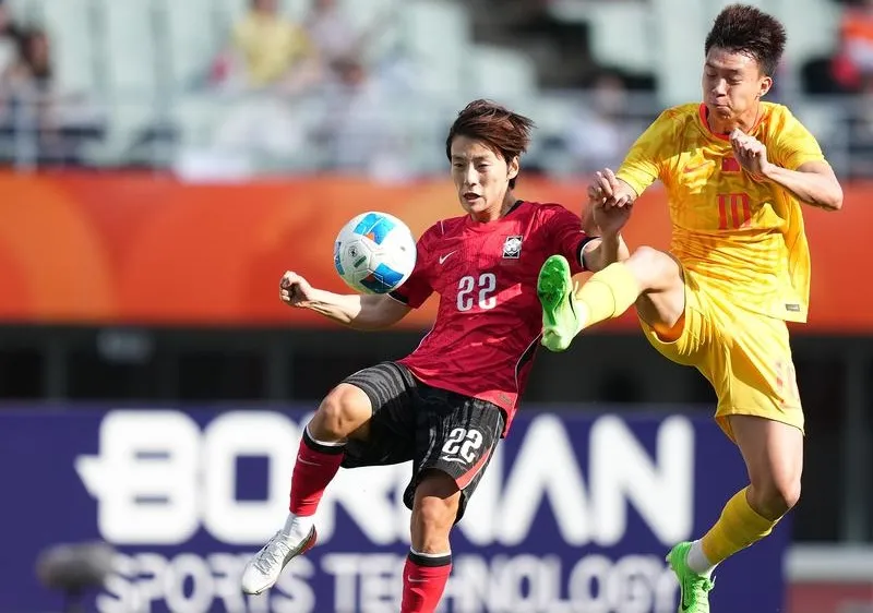 U23 Hàn Quốc (trái) ngược dòng đánh bại U23 Trung Quốc vào chung kết ASIAD 20. Ảnh: THX
