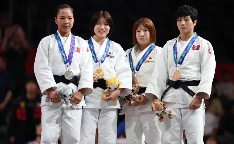 Huh Mimi (thứ 2 từ trái) giành HCV judo cho Hàn Quốc. Ảnh: THX