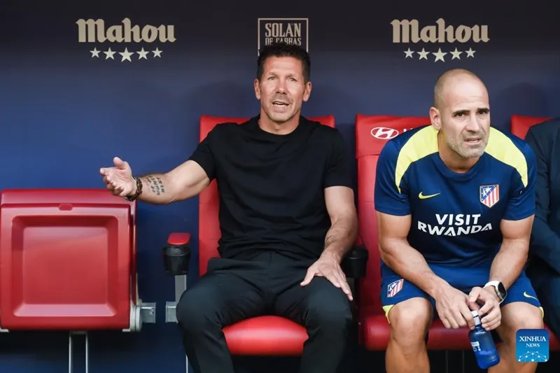 HLV Diego Simeone (trái) của Atletico Madrid. Ảnh: THX