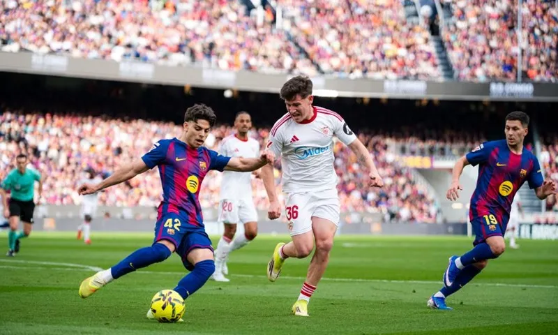 Xavi Espart (trái) của Barcelona trong trận đấu tại La Liga. Ảnh: THX