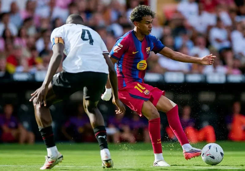 Lamine Yamal (phải) và Barcelona sẽ bị thách thức trên sân Galatasaray. Ảnh: THX