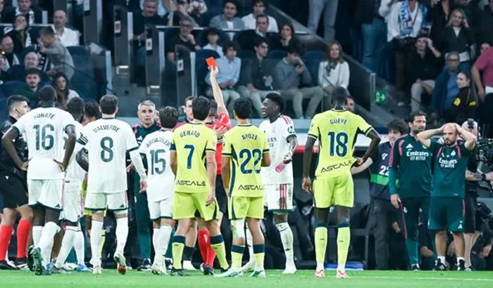 Cầu thủ và ban huấn luyện Real Madrid phản ứng sau một quyết định bất lợi. Ảnh: THX