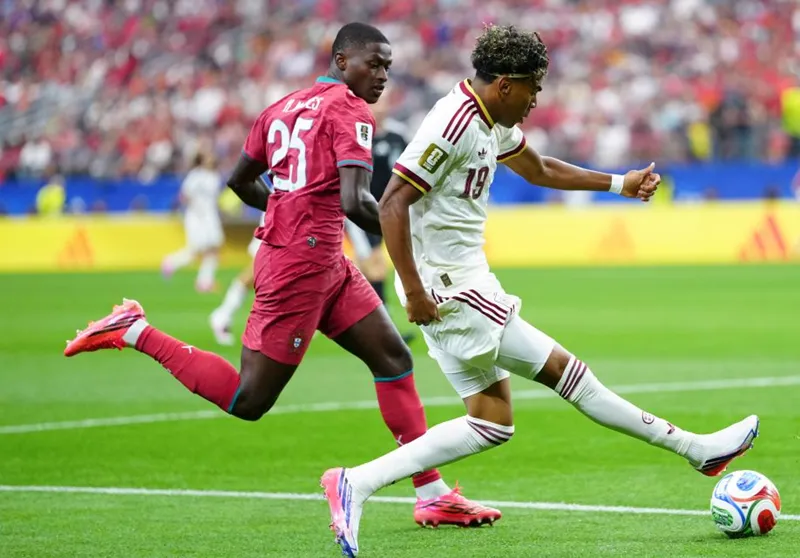 Nuno Mendes (trái) theo sát Lamine Yamal tại World Cup 2026. Ảnh: THX