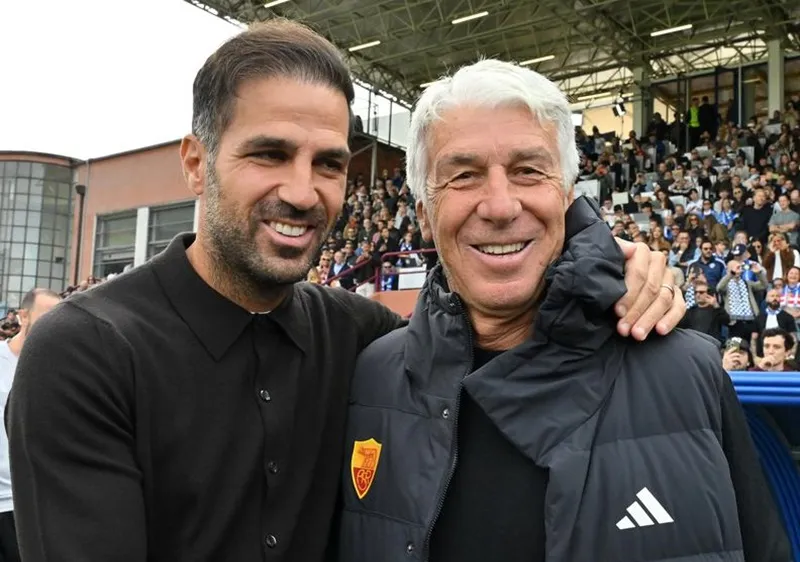 HLV Cesc Fabregas (trái) của Como. Ảnh: THX
