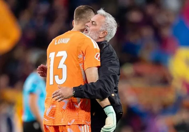 Andriy Lunin nhận được cái ôm từ HLV Jose Mourinho sau trận đấu. Ảnh: THX