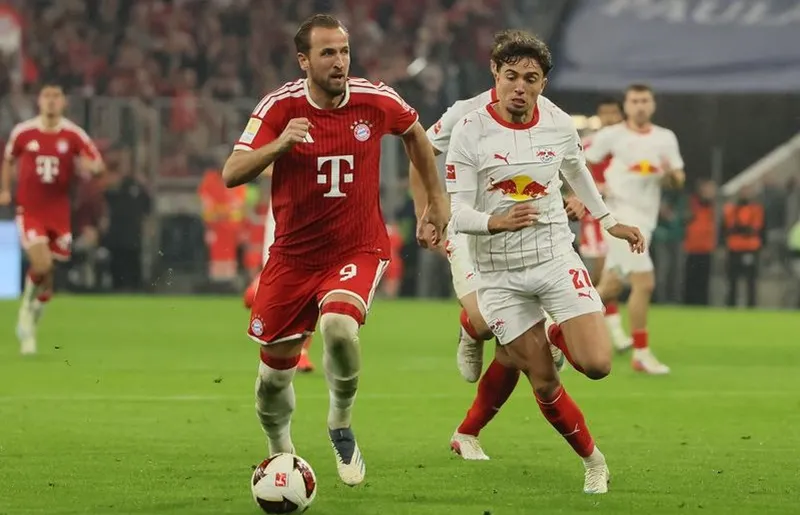 Harry Kane (trái) tỏa sáng rực rỡ trong màu áo Bayern Munich và đội tuyển Anh. Ảnh: THX