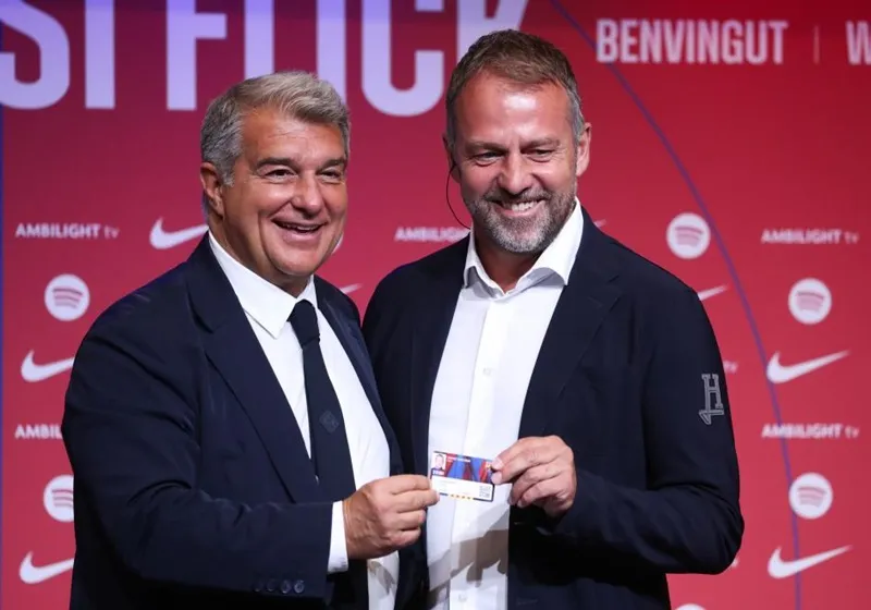 Chủ tịch Joan Laporta (trái) quyết bảo vệ cách hành xử của Barcelona trên thị trường chuyển nhượng. Ảnh: THX