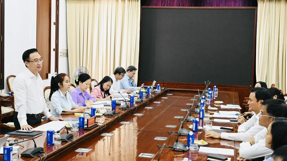 Đồng chí Đặng Minh Thông, Phó Bí thư Thành ủy tại buổi làm việc với Ban Thường vụ Đảng uỷ phường Sài Gòn - Ảnh: VIỆT DŨNG