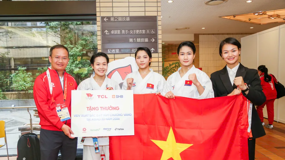 Đội tuyển karate nữ được thưởng nóng sau khi đoạt HCV đầu tiên tại ASIAD 20