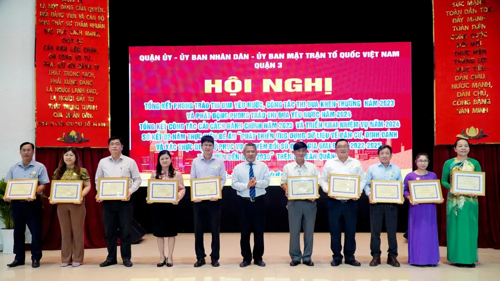 Tặng giấy khen cho tập thể và cá nhân có thành tích xuất sắc trong thực hiện công tác cải cách hành chính năm 2023. Ảnh: THÀNH CHUNG