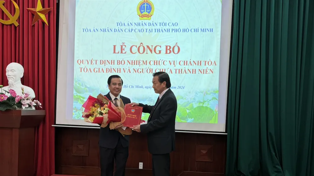 Trao Quyết định bổ nhiệm Chánh tòa Tòa gia đình và người chưa thành niên TAND Cấp cao tại TPHCM