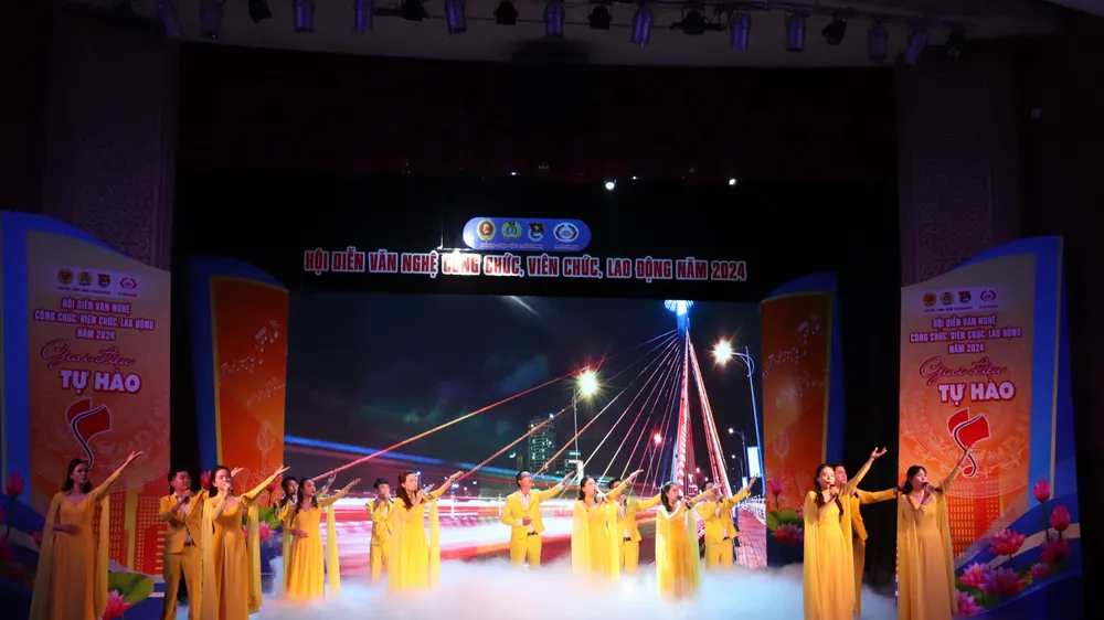 Hội diễn văn nghệ công chức, viên chức và lao động năm 2024 với chủ đề “Giai điệu tự hào”. Ảnh: CẨM TUYẾT