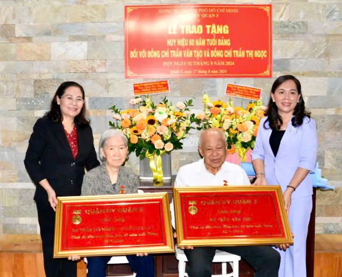 Trao huy hiệu 60 năm tuổi Đảng cho vợ chồng luật sư Trần Văn Tạo. Ảnh: NGUYỄN NAM
